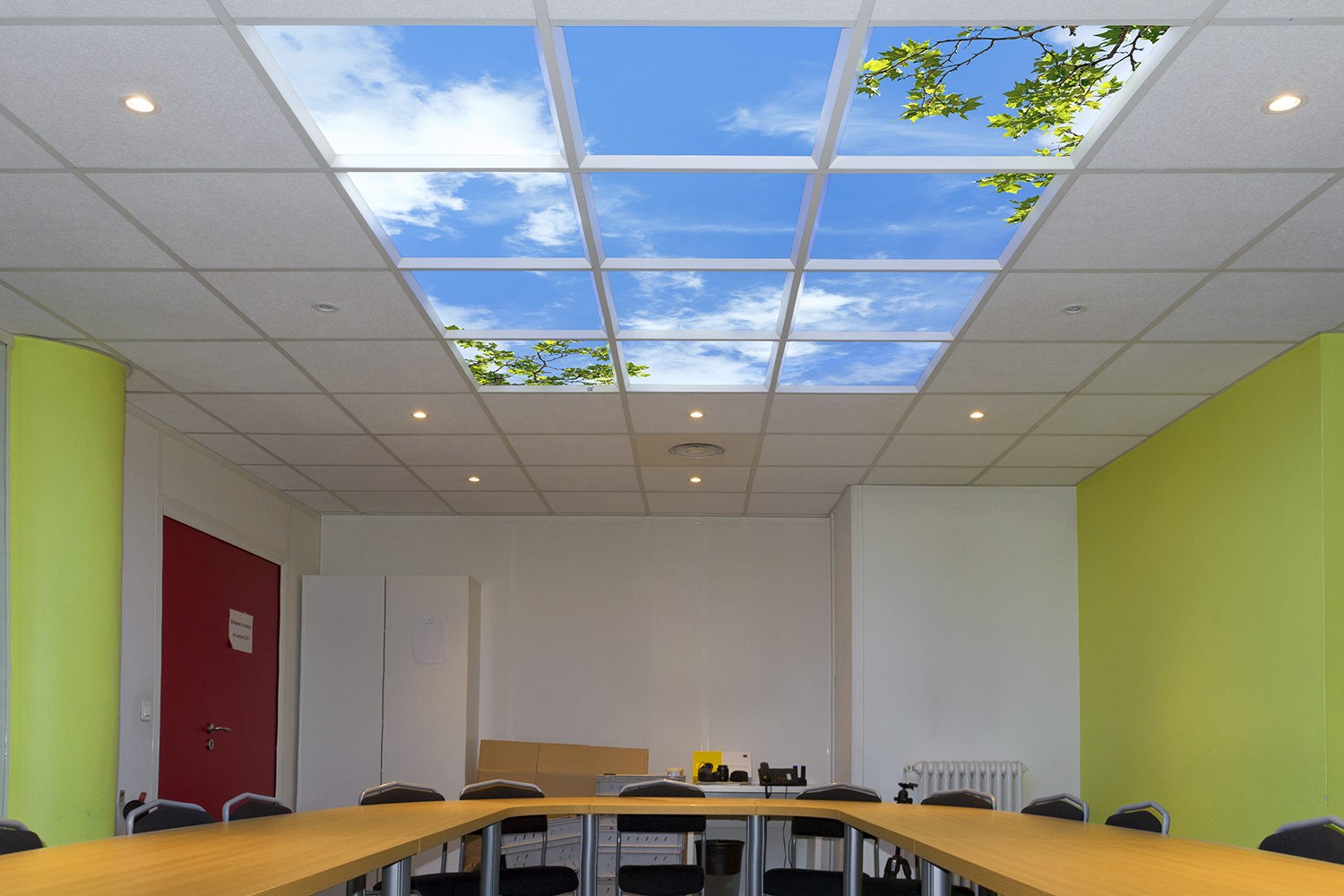 Plafond lumineux Cumulux de 12 modules dans une salle de réunion aveugle.