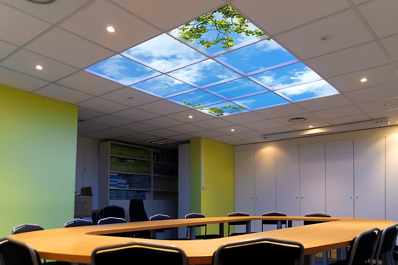 plafond lumineux led cumulux 240x180 cm pour une salle de réunion sombre.