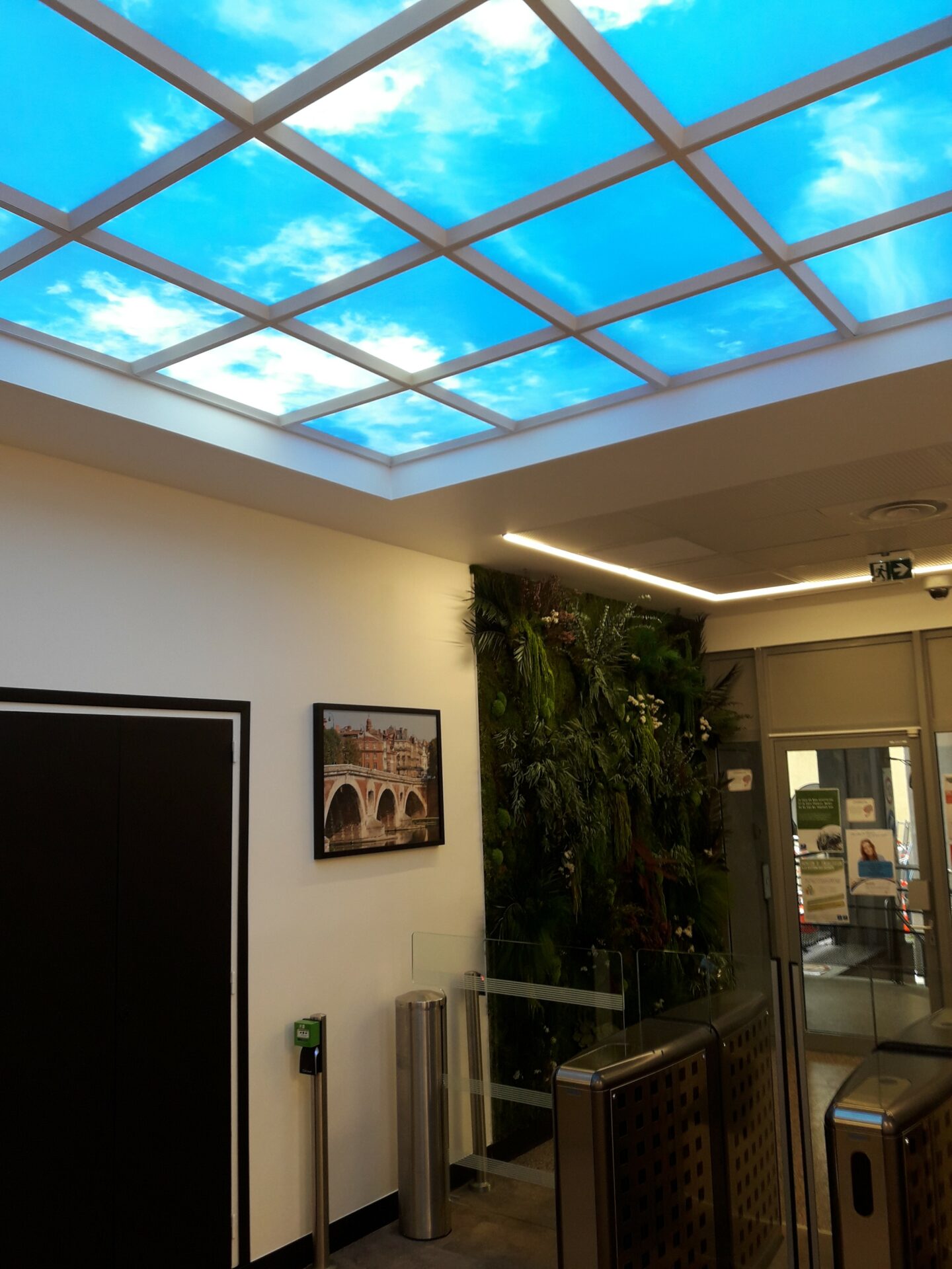 Hall d'accueil plafonds plafond lumineux cumulux ciel LED encastré dans le faux plafond
