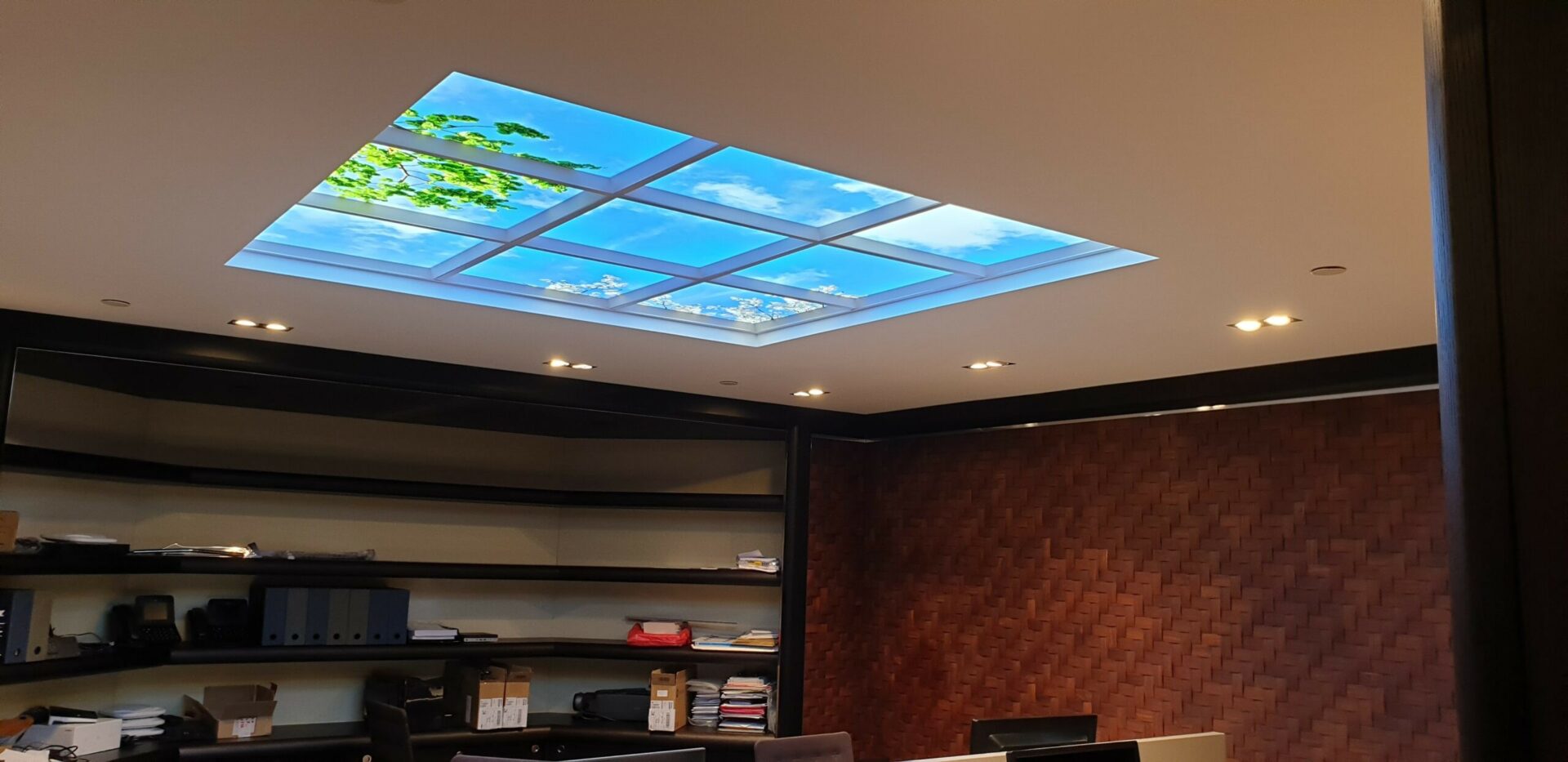 Plafonds lumineux Cumulux encastré dans le faux plafond en placo pour valoriser un espace de travail sans fenêtre