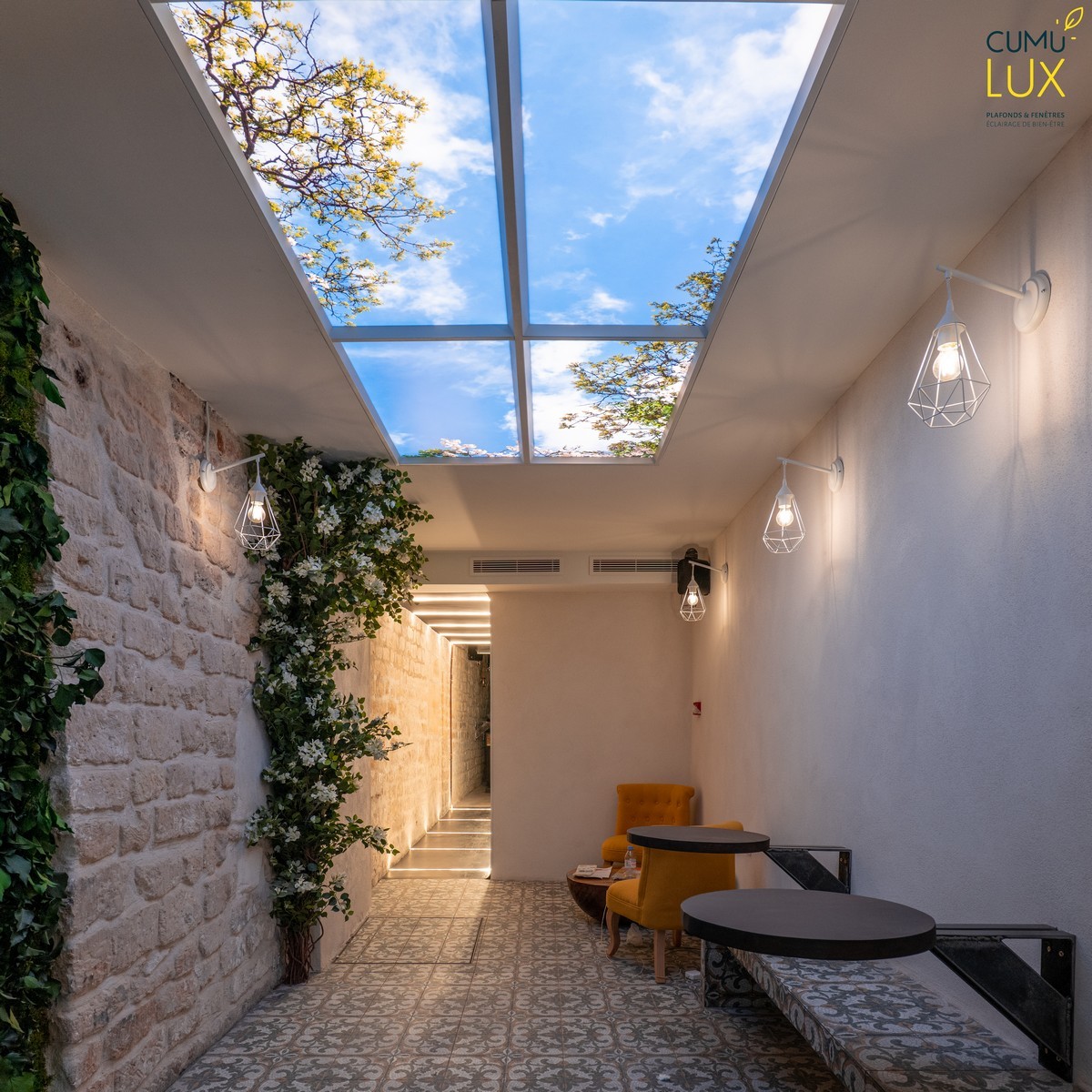 Faux plafond ciel Cumulux pour éclairer un restaurant manquant de lumière naturelle.