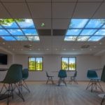 Plafonds lumineux et fenêtres lumineuses Cumulux dans une salle de restauration privée de lumière naturelle chez Interfel
