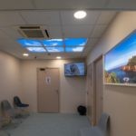 Ciel lumineux Cumulux et fenêtre calanque de maubois dans une salle d'attente au sous-sol chez la clinique de la muette.