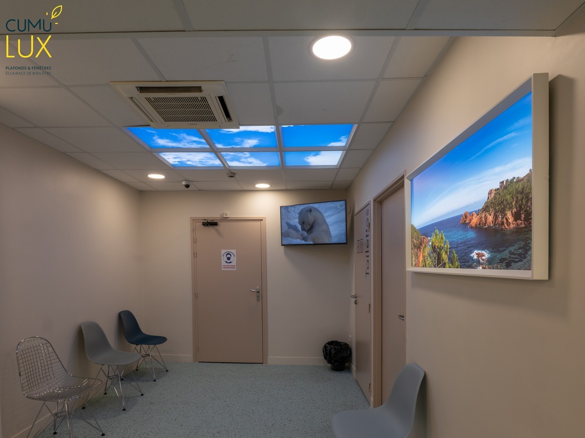 Ciel lumineux Cumulux et fenêtre calanque de maubois dans une salle d'attente au sous-sol chez la clinique de la muette.