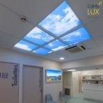 Faux plafond et fenêtre lumineuse led pour une salle d'attente de radiologie en sous-sol