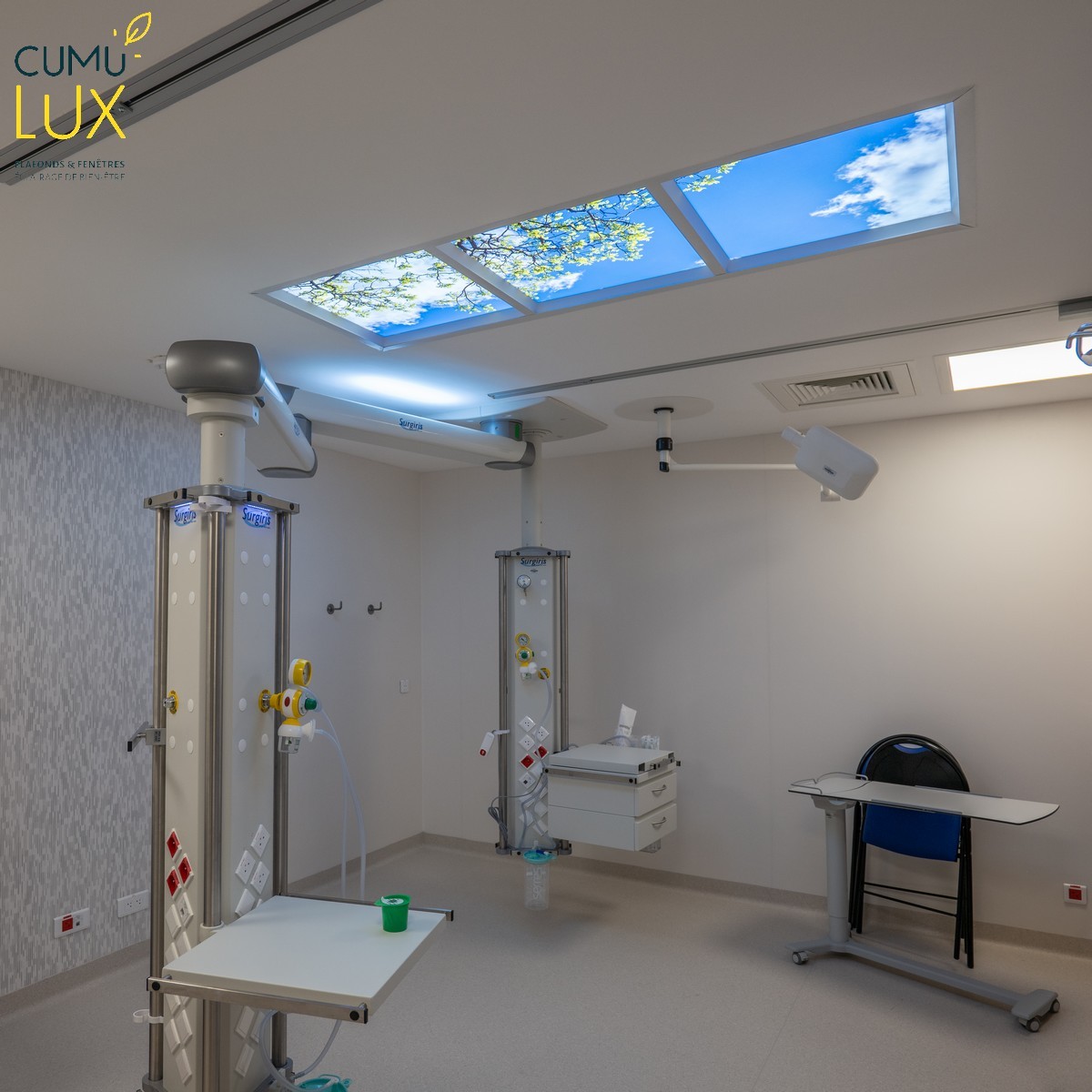 Installation d'un faux plafond de trois modules 60x60 dans une chambre de réanimation à l'hôpital Saint Louis sur Paris.