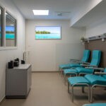Fenêtre virtuelle horizontale Cumulux pour illuminer et habiller une salle d'attente de l'hôpital Pitié-Salpêtrière à Paris.
