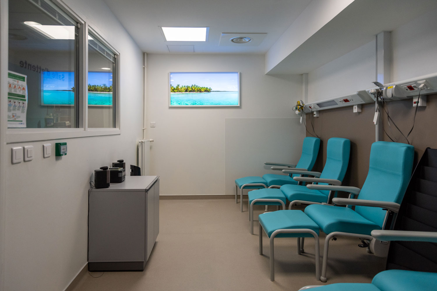 Fenêtre virtuelle horizontale Cumulux pour illuminer et habiller une salle d'attente de l'hôpital Pitié-Salpêtrière à Paris.