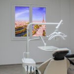 Deux fenêtres virtuelles verticales Cumulux Evolution, pour éclairer un cabinet dentaire.