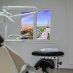 Lot de deux fausses fenêtres lumineuse Cumulux Evolution, pour créer un puits de lumière dans une salle de consultion pour un cabinet dentaire sur Paris.