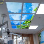 Installation d'un plafond LED Cumulux pour éclairer une salle de consultation dans un cabinet dentaire.