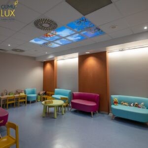 Faux plafond LED Cumulux de 8 dalles ciel, pour une salle d'attente aveugle pour enfants, à l'institut Gustave Roussy.