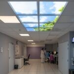 Faux plafond de 8 modules ciel Cumulux pour une salle de contrôle aveugle à l'hopital Gustave Roussy.
