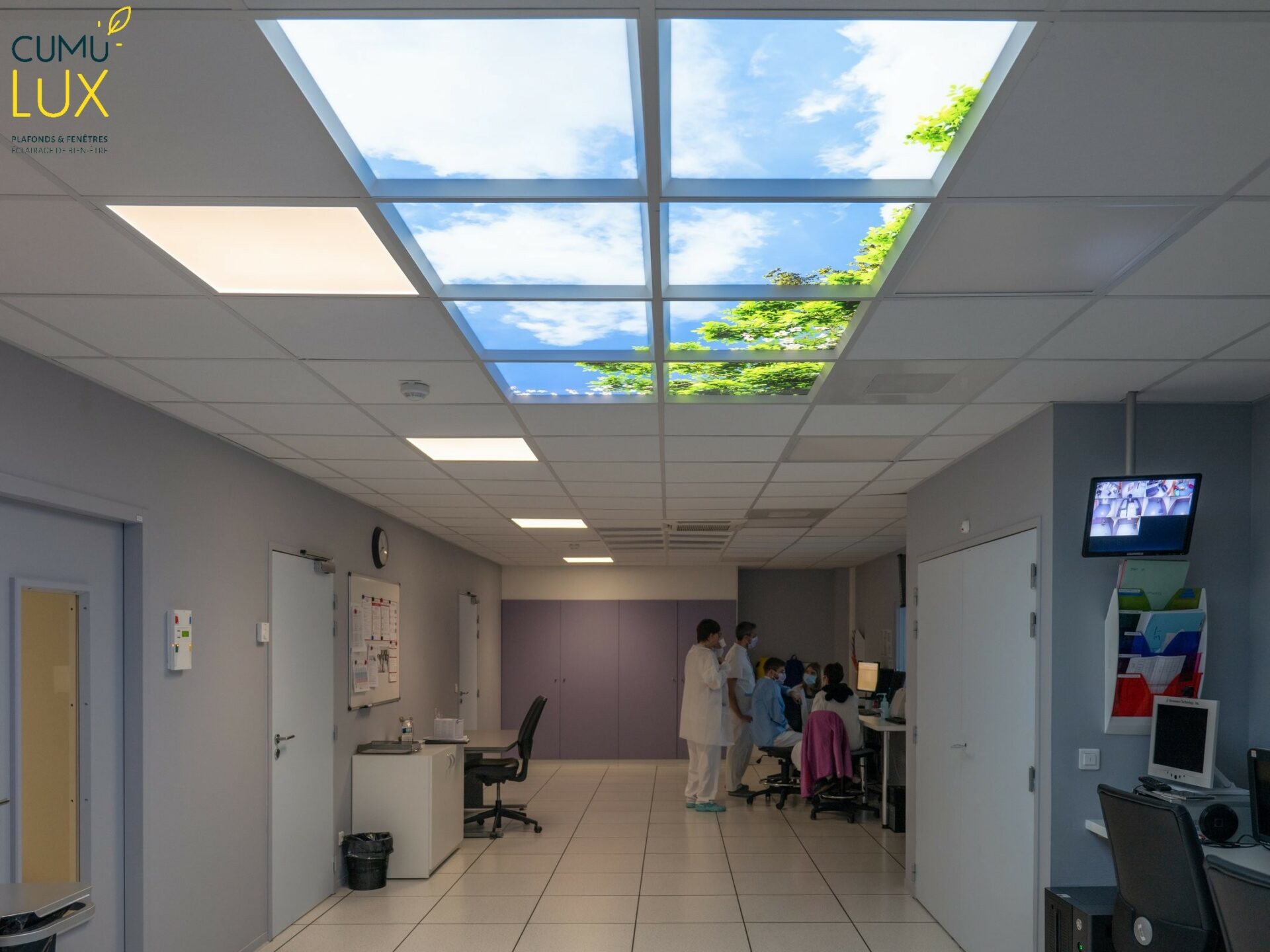 Faux plafond de 8 modules ciel Cumulux pour une salle de contrôle aveugle à l'hopital Gustave Roussy.