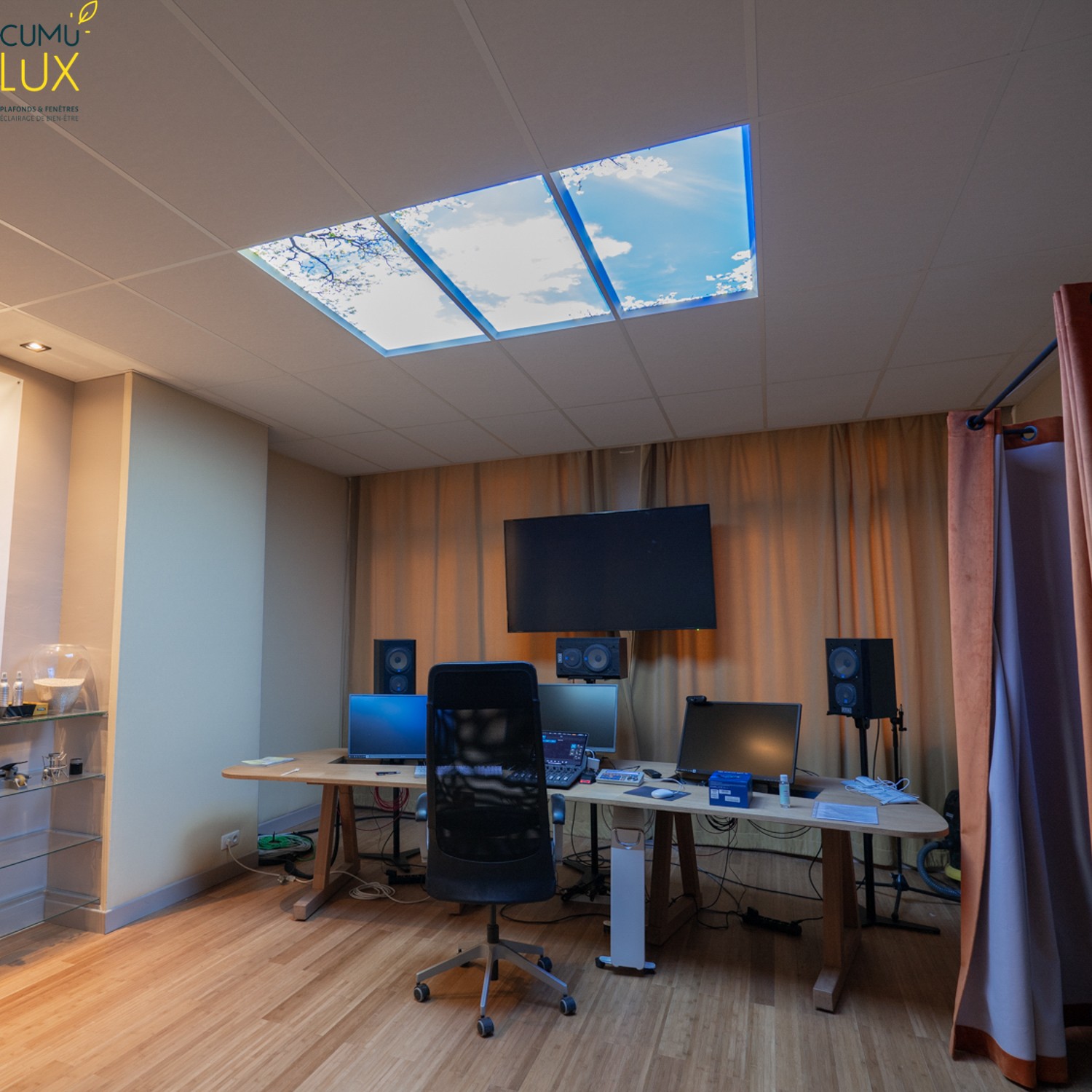 Faux plafond Cumulux de 3 dalles 60x120cm avec une vue sur le ciel pour un studio d'enregistrement aveugle.