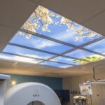 Faux plafond lumineux Cumulux pour illuminer une salle d'imagerie médicale aveugle.