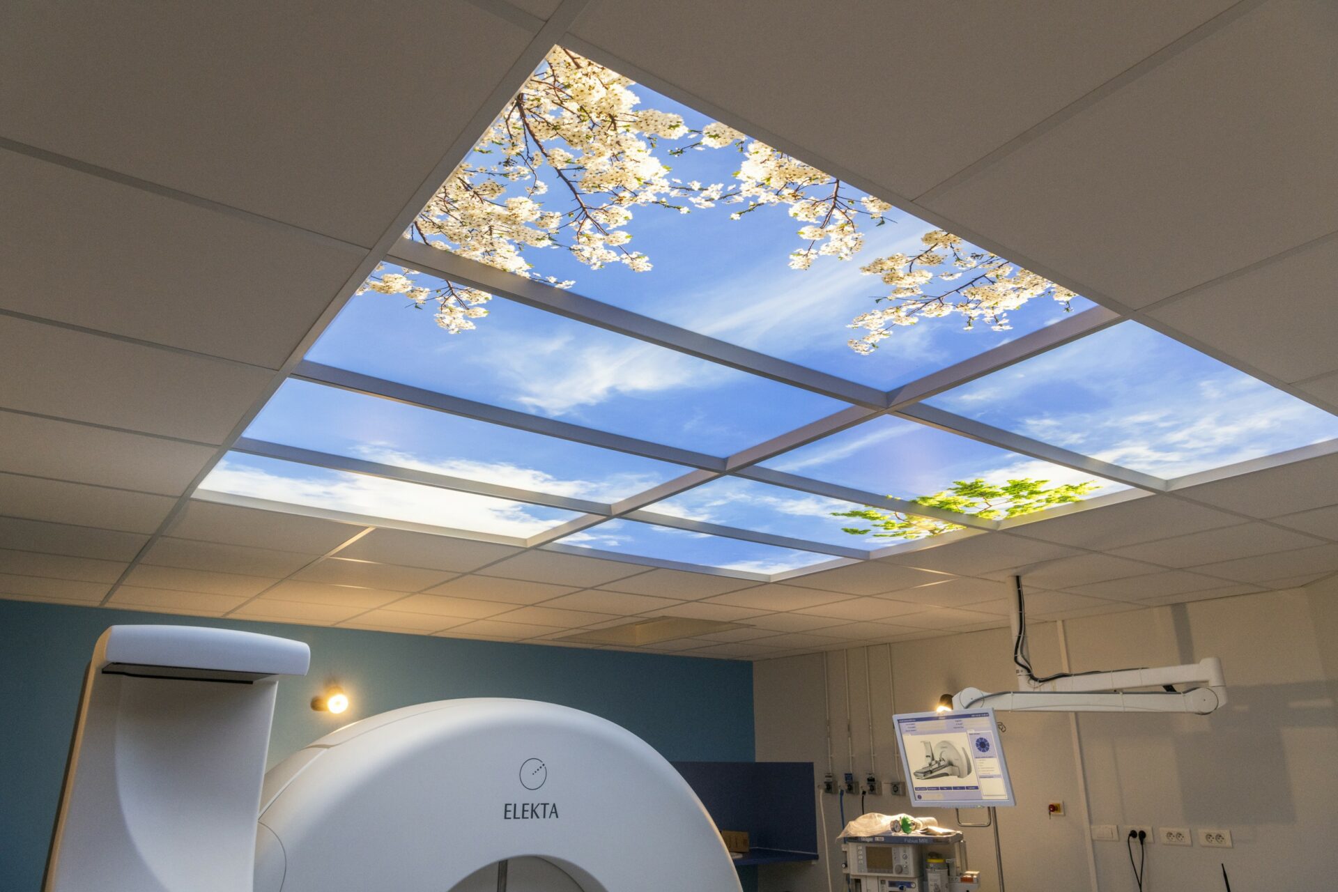 Faux plafond lumineux Cumulux pour illuminer une salle d'imagerie médicale aveugle.