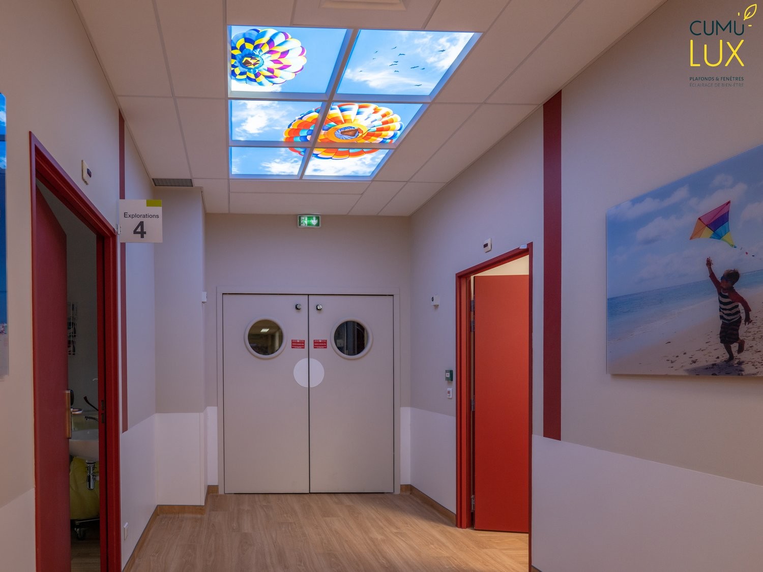 Faux plafond lumineux Cumulux de 6 dalles led pour illuminer un couloir aveugle dans un hôpital.
