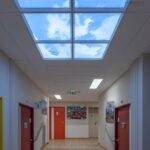 Plafond led cumulux de 6 modules 60x60cm pour créer un puits de lumière dans le couloir d'un hôpital.