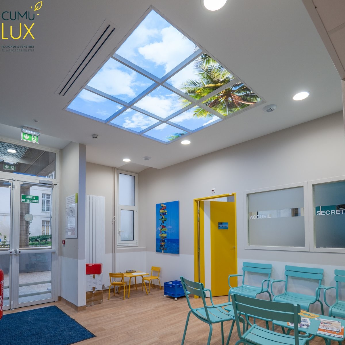Faux plafond led de 9 dalle led plafond Cumulux 60x60cm pour éclairer une salle pour attente pour enfant.