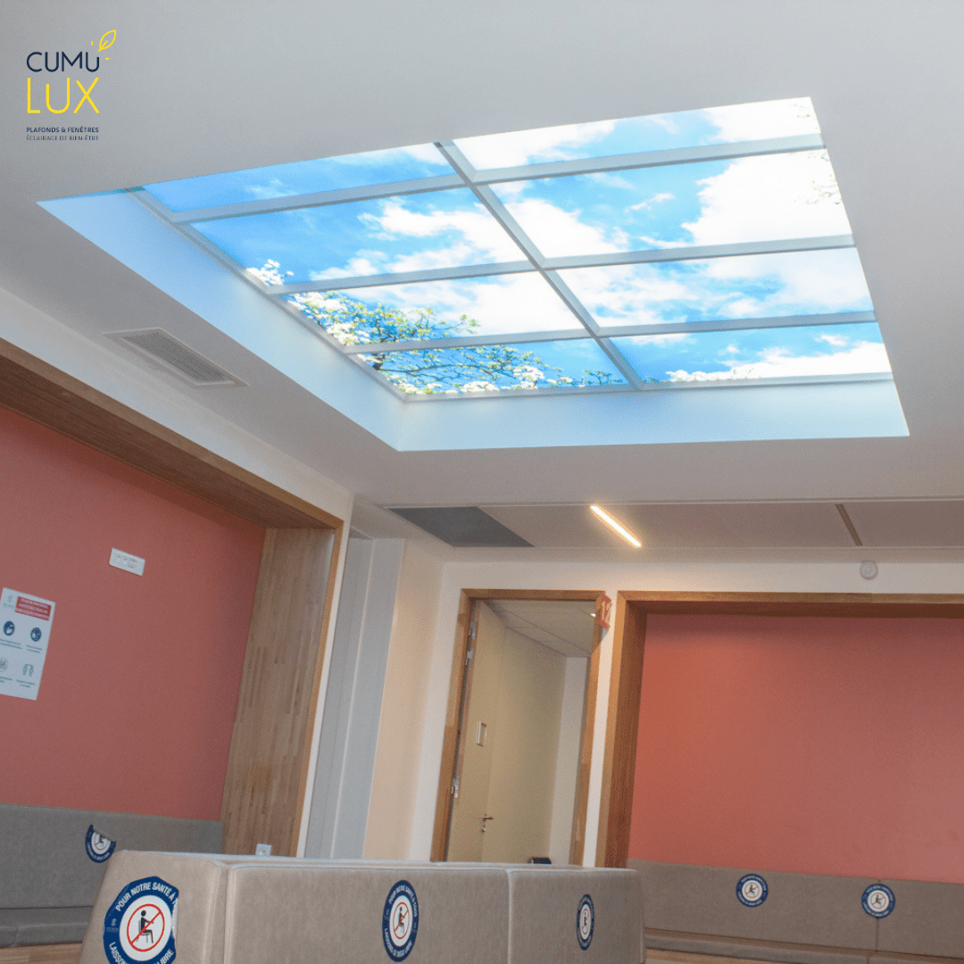 Faux plafond lumineux cumulux pour apporter de la lumière dans une salle d'attente sombre.