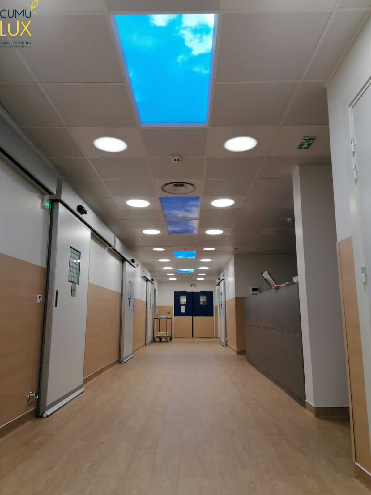 Faux plafond de six dalles LED pour éclairer un couloir dans un service de maternité.
