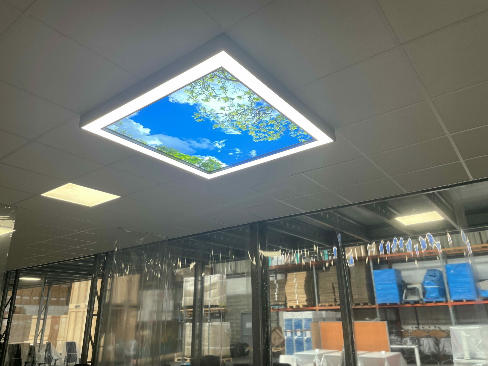 Faux plafond 120x120 cm, installé dans une salle de travail qui ne possède aucune lumière naturelle.