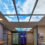 Faux plafonds ciel Cumulux pour illuminer un salle de vestiaire à la clinique de Saint Yves à Rennes