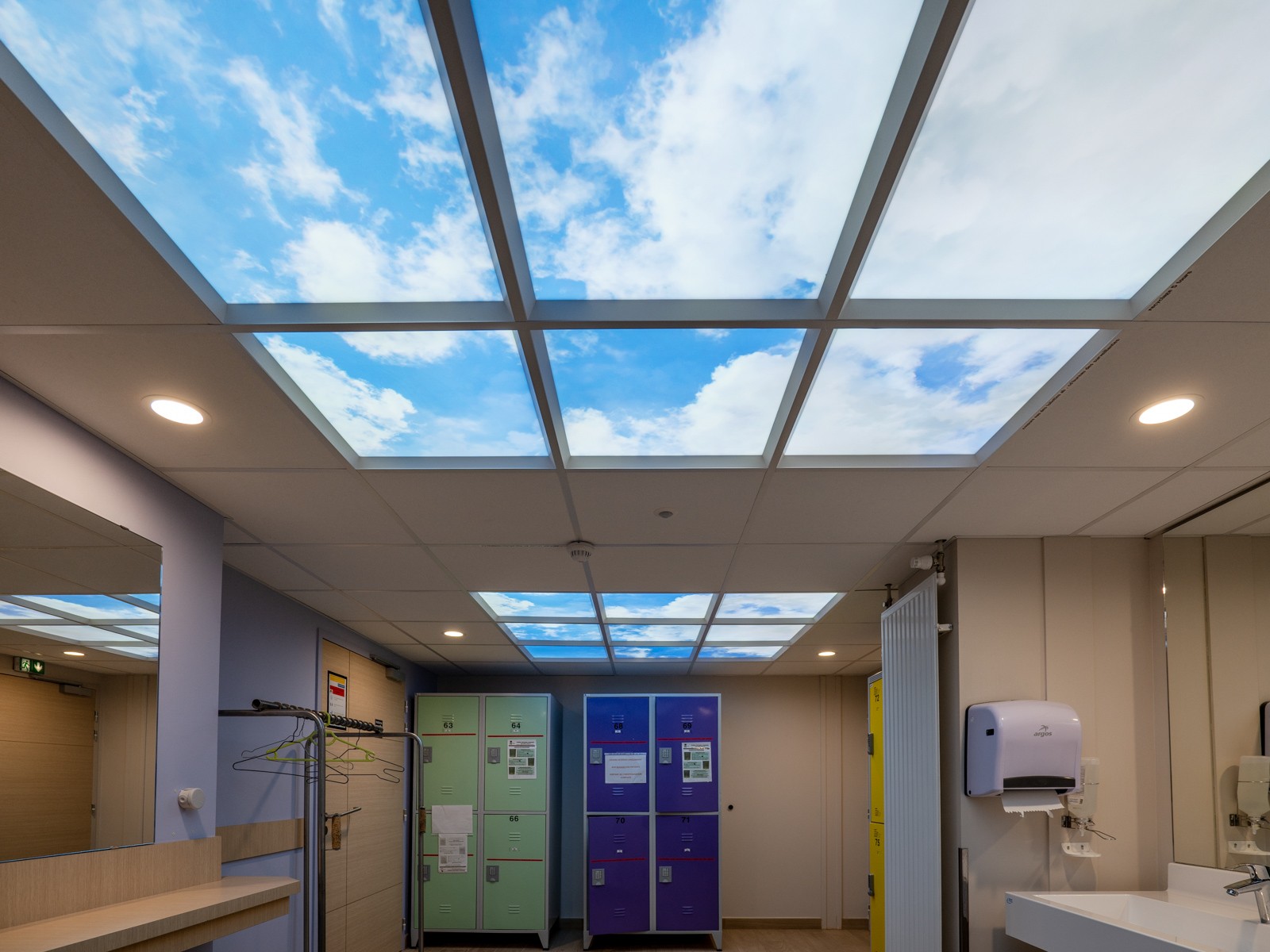 Faux plafonds ciel Cumulux pour illuminer un salle de vestiaire à la clinique de Saint Yves à Rennes