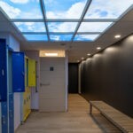 Faux plafond Cumulux 60x60cm, pour éclairer un vestiaire sombre à la clinique de Saint Yves.