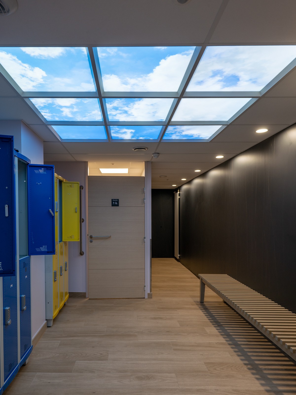 Faux plafond Cumulux 60x60cm, pour éclairer un vestiaire sombre à la clinique de Saint Yves.