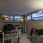 4 fausses fenêtres Evolution pour créer un illusion de lumière du jour dans un bureau sombre.