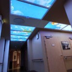 Faux plafond lumineux avec des dalles 60x120 cm, pour illuminer un espace de circulation sombre.