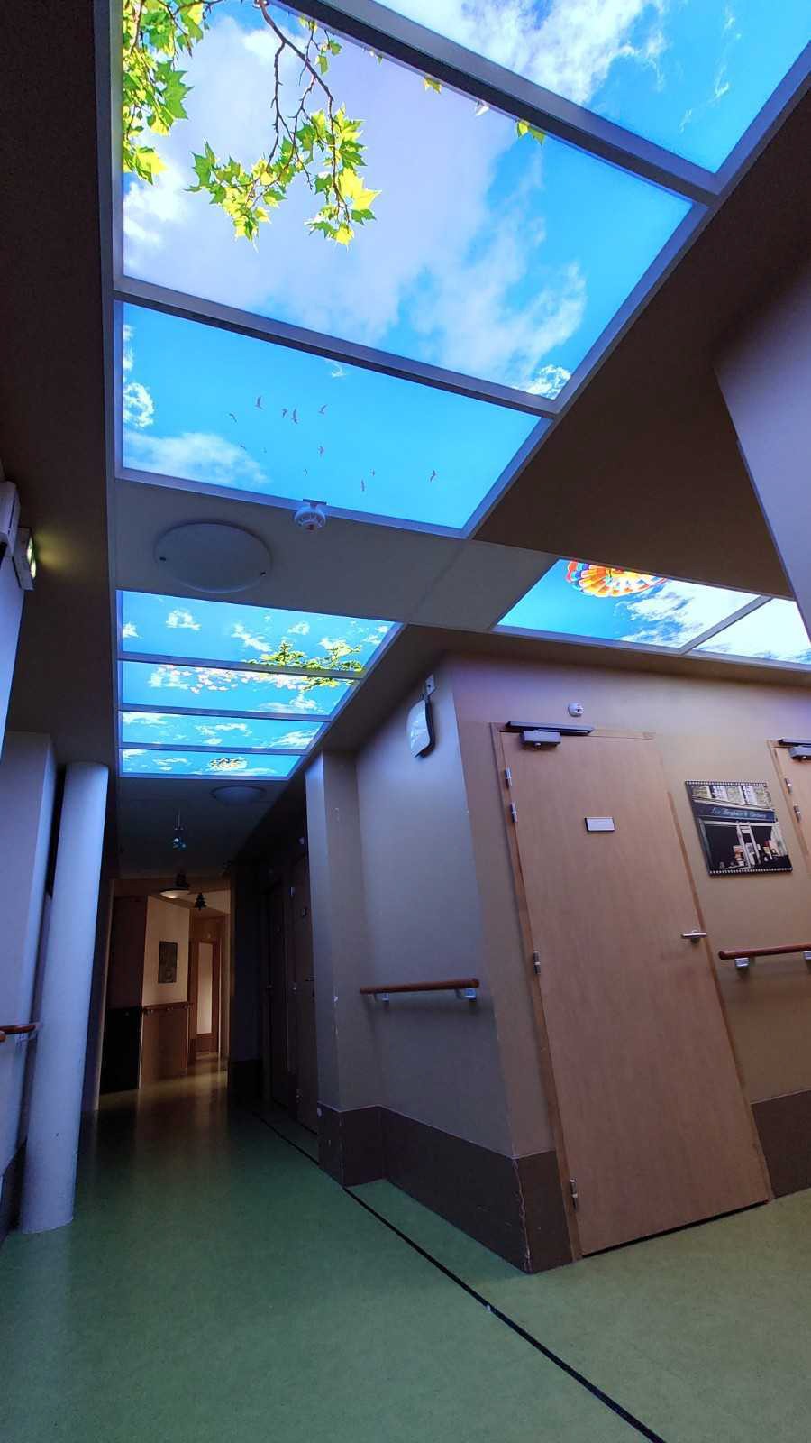 Faux plafond lumineux avec des dalles 60x120 cm, pour illuminer un espace de circulation sombre.
