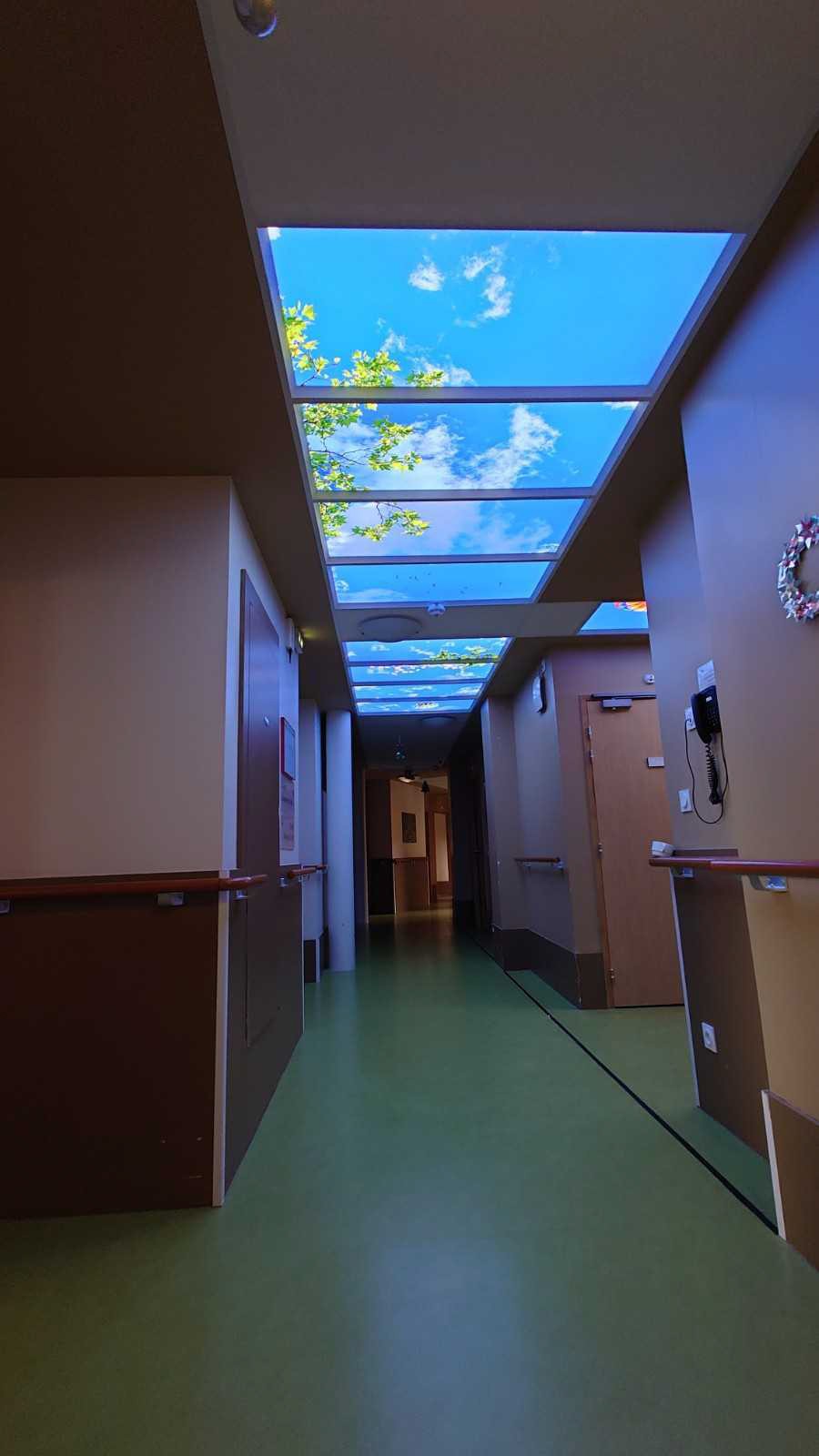 Faux plafond LED Cumulux, pour apporter de la lumière dans un couloir sombre.
