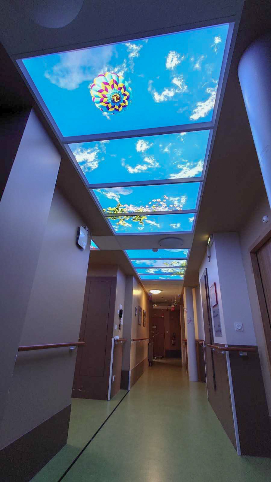 Faux plafond Cumulux pour éclairer des espaces de circulations sombres.