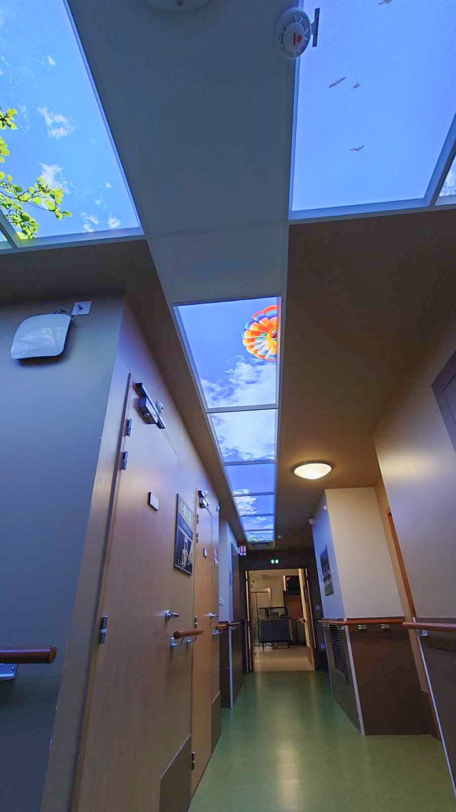 Faux plafond lumineux Cumulux pour créer un puits de lumière dans un couloir sombre.