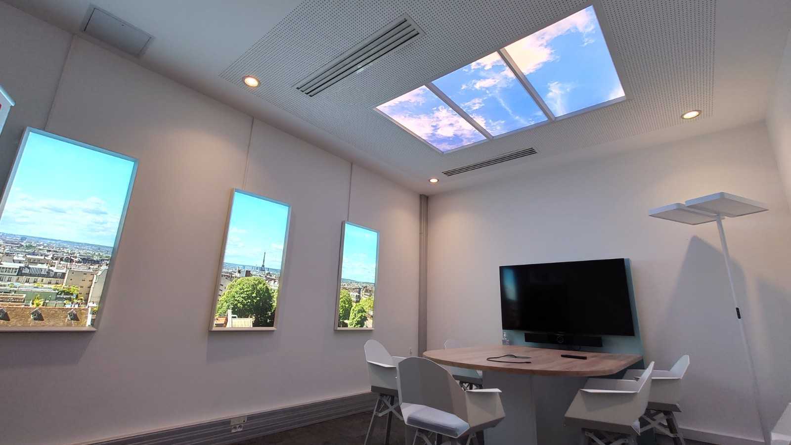 Trois fausses fenêtres Cumulux pour illuminer une salle de réunion aveugle.