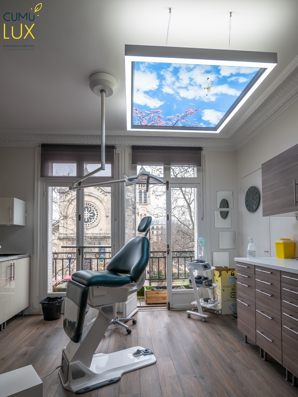 Cube Cumulux 120x120 cm, pour apporter plus de lumière et de confort dans une salle de consultation d'un cabinet dentaire.