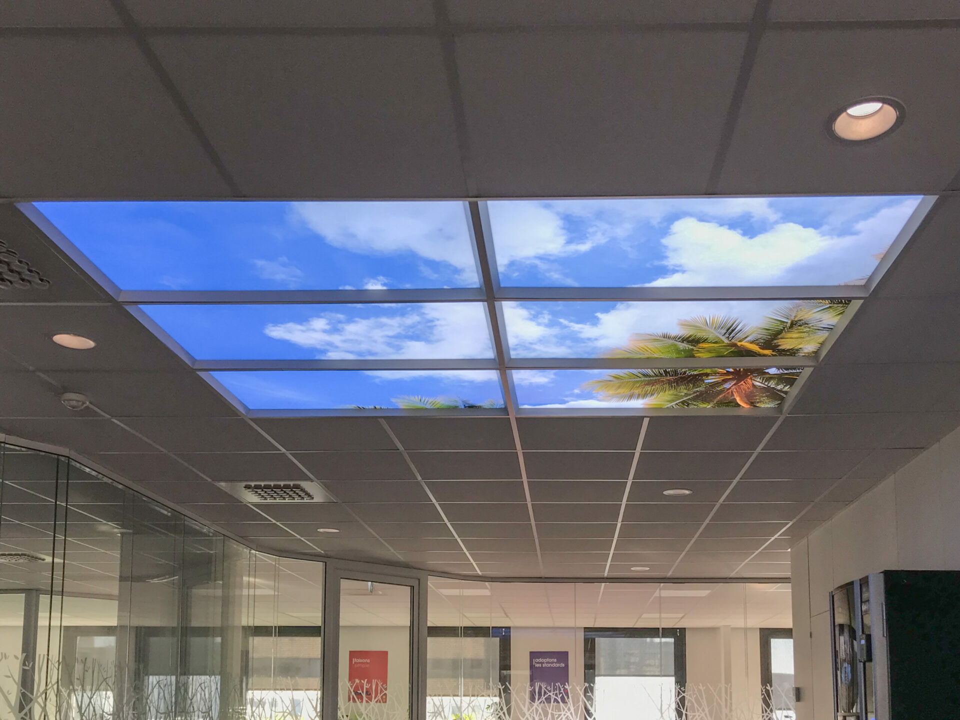 Faux plafond de 6 dalles LED 60x120cm Cumulux pour apporter de la lumière dans un couloir sombre.