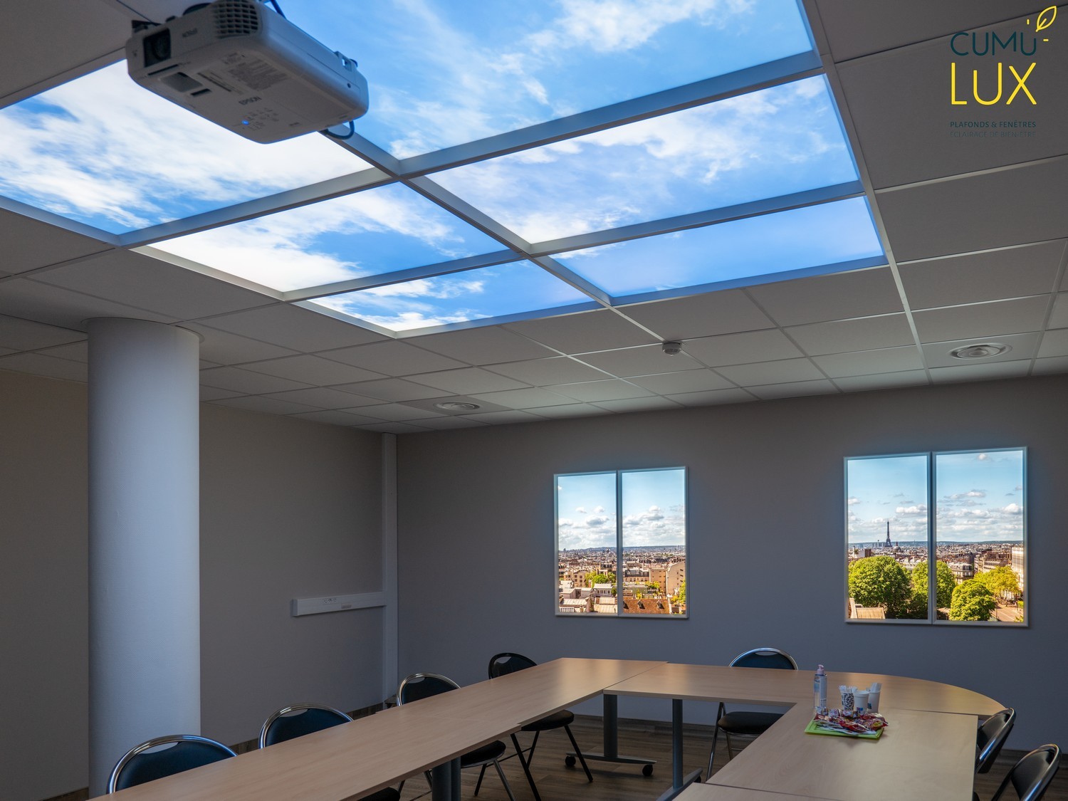 Faux plafond Cumulux de 6 dalles pour illuminer une salle de réunion.