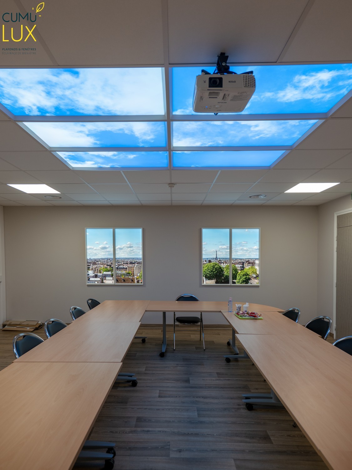 Faux plafond et fausses fenêtre Cumulux pour éclairer une salle de réunion aveugle.