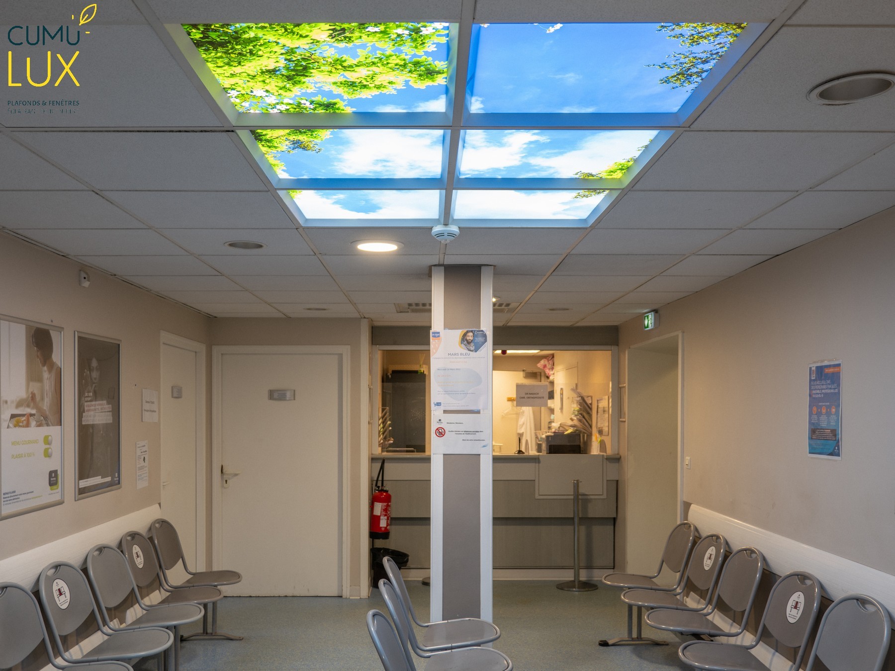 Faux plafond Cumulux pour apporter de la lumière dans une salle d'attente aveugle.