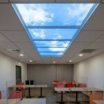Faux plafond de 5 dalles 60x120cm Cumulux pour illuminer une salle de restauration