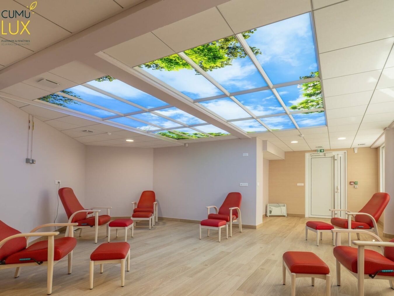 Faux plafonds Cumulux pour apporter de la lumière dans une salle de détente.