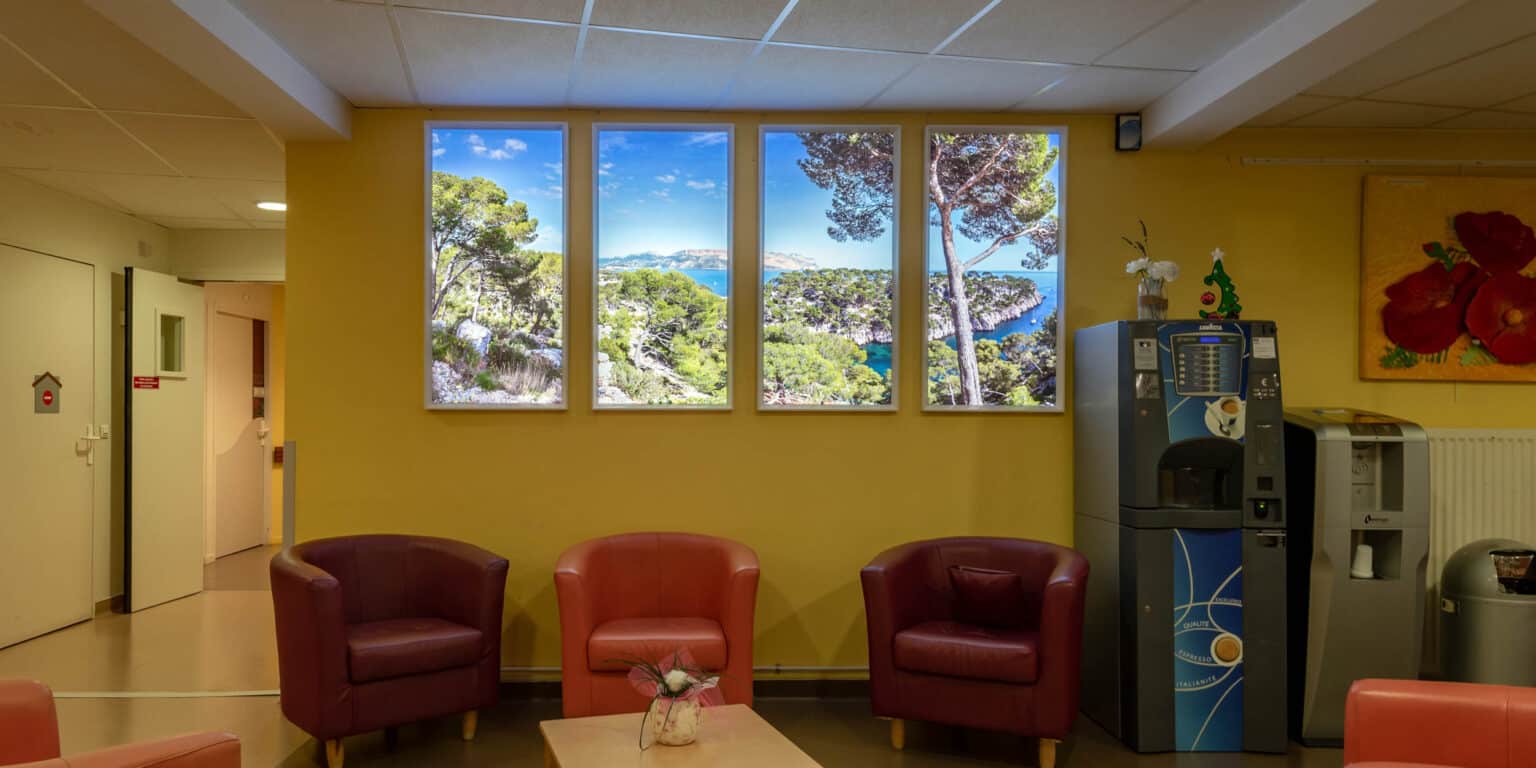Fenêtres virtuelles LED Cumulux classiques installées dans une salle d’attente d’EHPAD