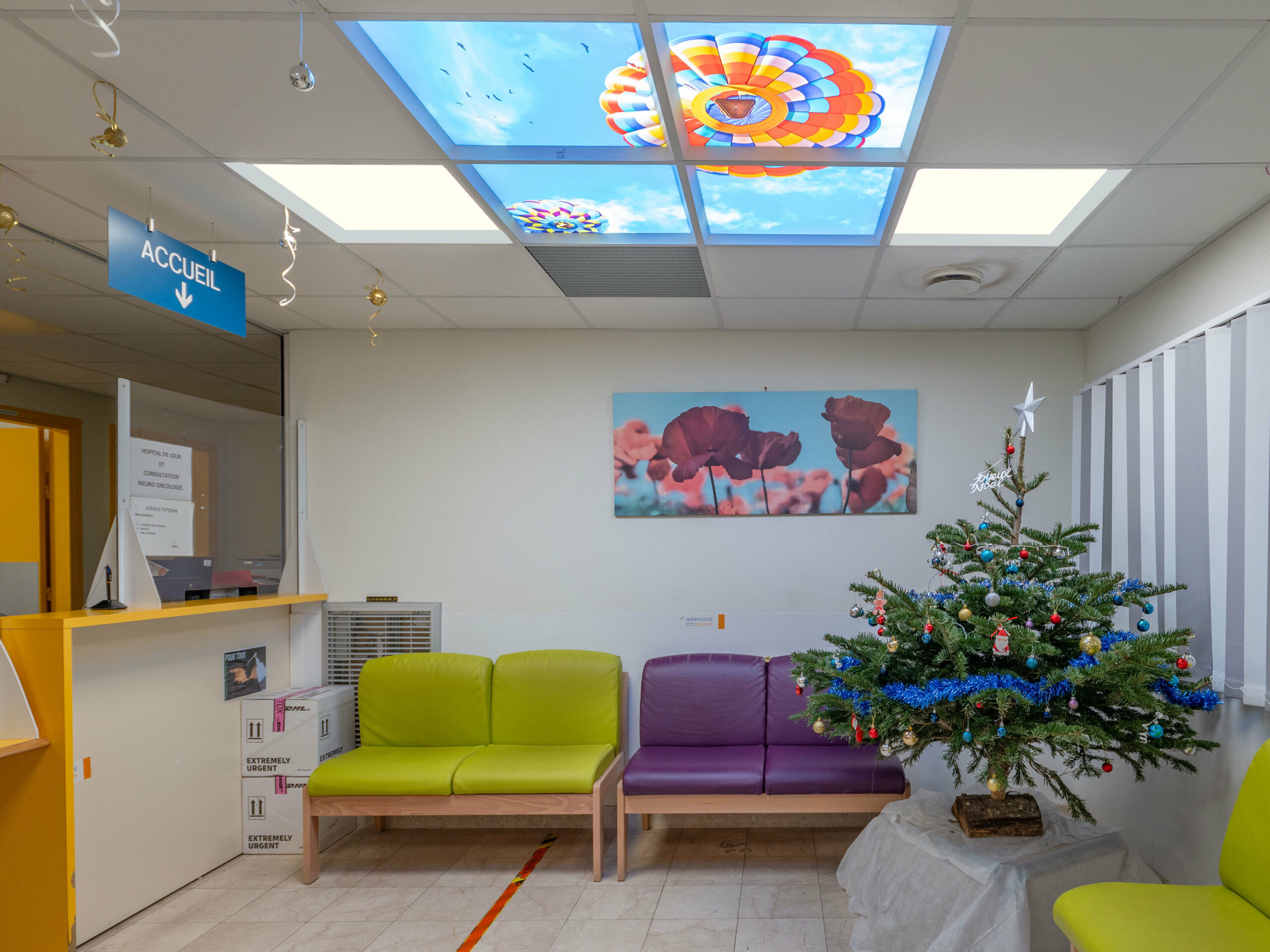 luminaires 3500 K pour compléter les plafonds lumineux Cumulux dans une salle d'attente à l'hôpital