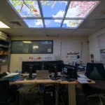 Un plafond Cumulux de 6 dalles ciel de 60 x 60 cm dans un bureau