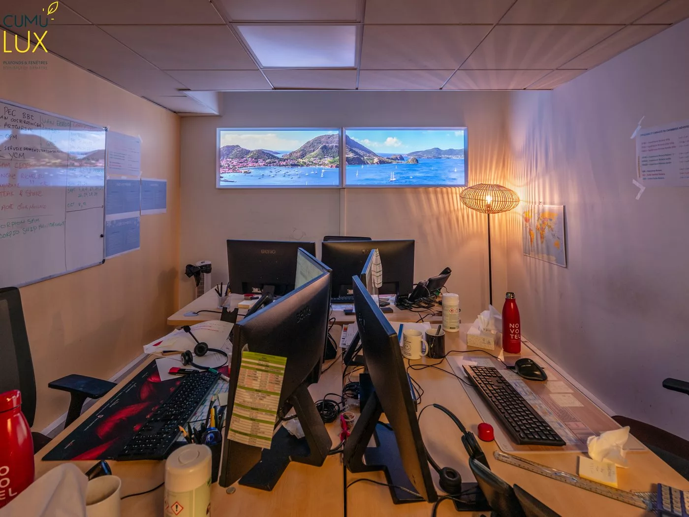 Installation de deux fenêtres lumineuses Cumulux dans un bureau à Monaco avec vue sur la Baie des Saintes (Guadeloupe)