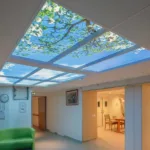 Un plafond lumineux Cumulux de 180 x 360 cm dans une UVP d'un EHPAD à Paris